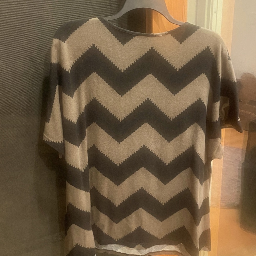 BloomChic Chevron Striped Zipper Batwing Sleeve Top. Brown + Black. Size 2X. EUC - Picture 4 of 4
